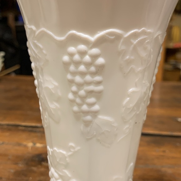 60’s INDIANA COLONY MILK GLASS GRAPE HARVEST VASE - Picture 3 of 9